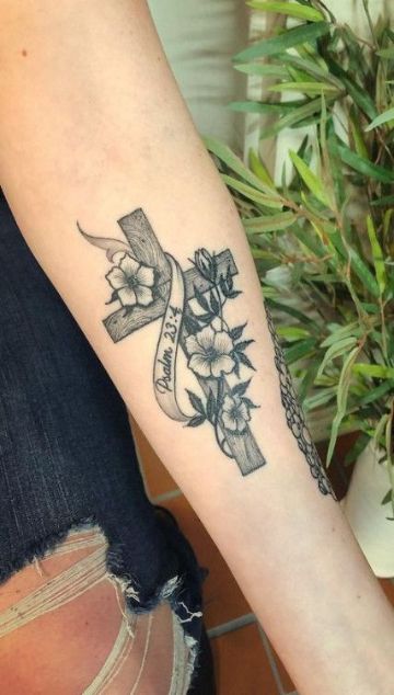 tatuajes de cruz con flores cristianos