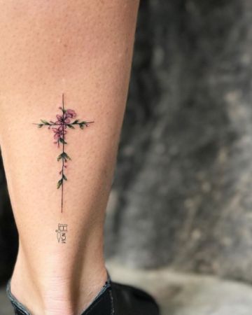 tatuajes de cruz con flores en el pie