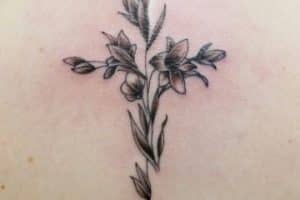 tatuajes de cruz con flores en la espalda