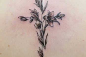 4 hermosos tatuajes de cruz con flores