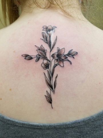 tatuajes de cruz con flores en la espalda