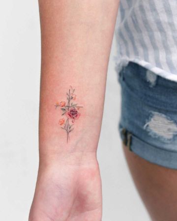tatuajes de cruz con flores pequeños