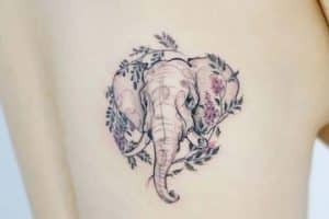 tatuajes de elefantes con flores en la espalda