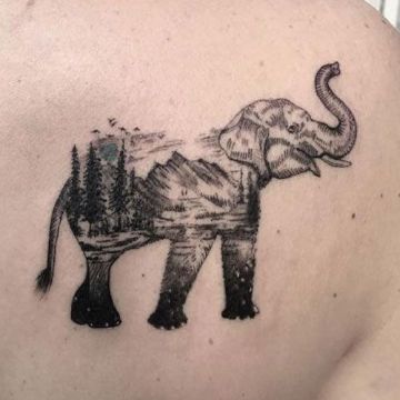 tatuajes de elefantes en la espalda en blanco y negro