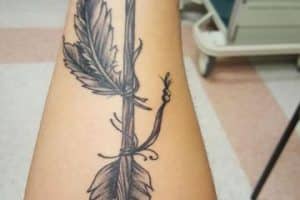 tatuajes de flechas y plumas para mujeres