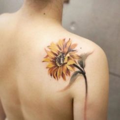 4 tatuajes de girasoles en el hombro para chicas