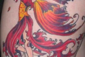 tatuajes de hadas a color en muslo