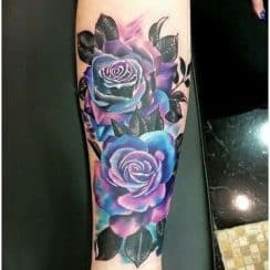 4 tatuajes de rosas azules para chicos y chicas
