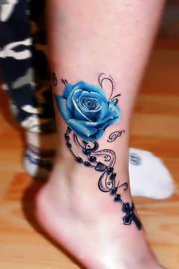 tatuajes de rosas azules en el pie
