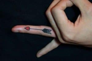 tatuajes de flechas en la mano en dedos