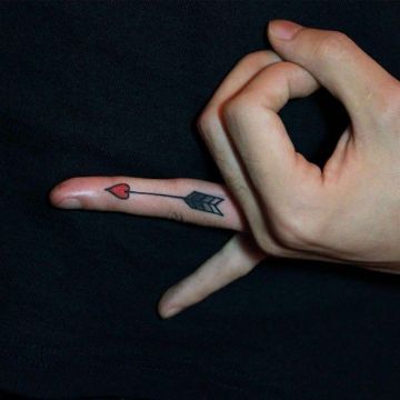 tatuajes de flechas en la mano en dedos
