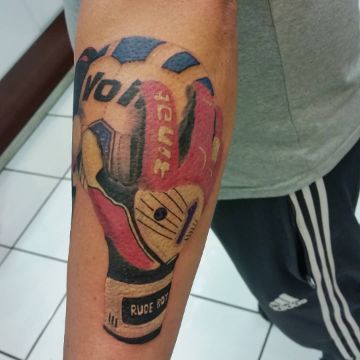 tatuajes de guantes de arquero en brazo