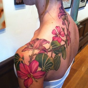 tatuajes de ramas con flores a colores
