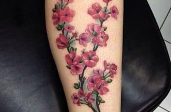 3 grandes tatuajes de ramas con flores y uno pequeño