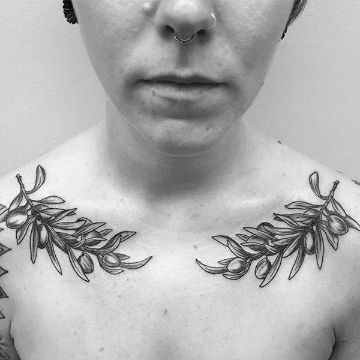 tatuajes de ramas con flores en hombros