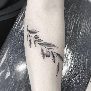 tatuajes de ramas con flores pequeños