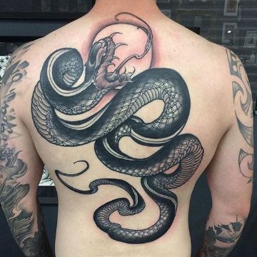 tatuajes de serpientes en la espalda a color