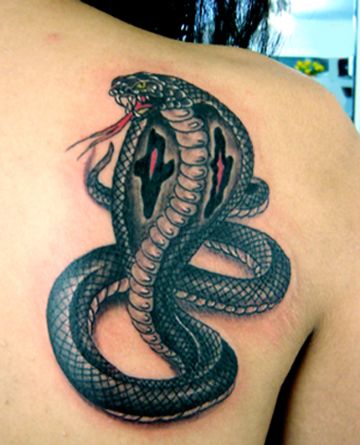tatuajes de serpientes en la espalda cobra