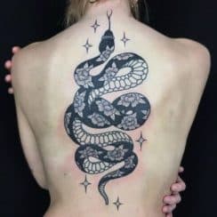 3 tatuajes de serpientes en la espalda para mujer