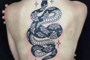 tatuajes de serpientes en la espalda para mujer