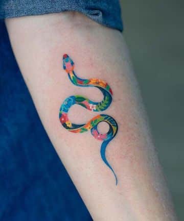 tatuajes de serpientes en mujeres a colores