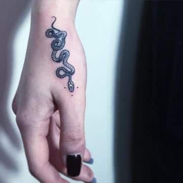 tatuajes de serpientes en mujeres en manos