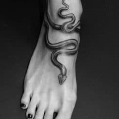 Sutilidad en 3 pequeños tatuajes de serpientes en mujeres
