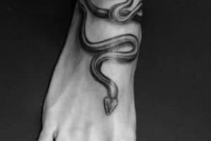 tatuajes de serpientes en mujeres en pies