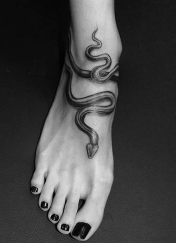 tatuajes de serpientes en mujeres en pies