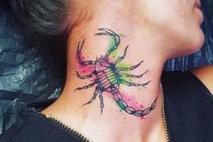 tatuajes de alacranes en el cuello acuarela