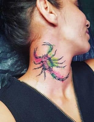 tatuajes de alacranes en el cuello acuarela
