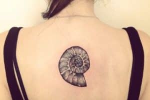tatuajes de caracoles de mar en espalda