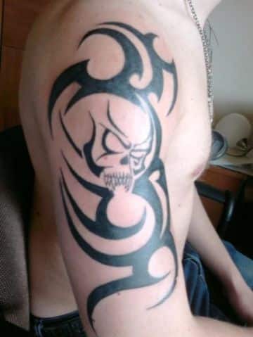 tatuajes de demonios en el brazo tribal