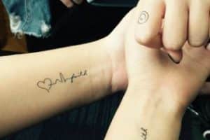 tatuajes de electrocardiograma con nombres para parejas