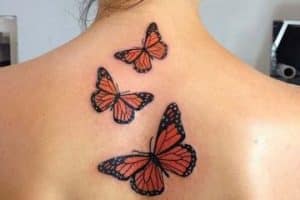 tatuajes de mariposas en la espalda para mujeres en vuelo
