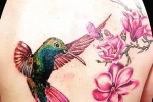 tatuajes de colibri con flores en toda la espalda