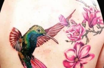 Colores y otras 3 ideas en tatuajes de colibri con flores