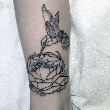 tatuajes de colibri con flores geometrico