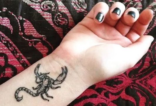 tatuajes de escorpiones femeninos muñeca