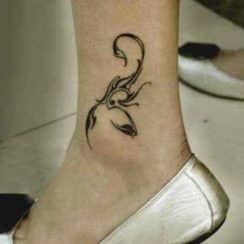 Pequeños tatuajes de escorpiones femeninos en 4 zonas