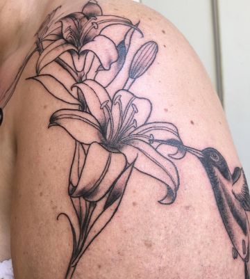 tatuajes de flor de lirio delineados