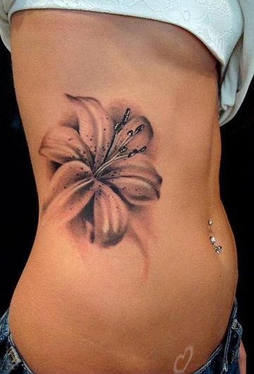 tatuajes de flor de lirio en costillas