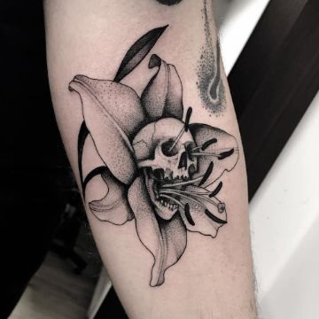 tatuajes de flor de lirio originales