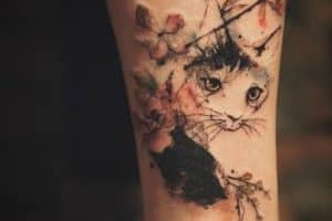 tatuajes de gatos con flores trash polka