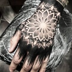 4 tecnicas en tatuajes de mandalas en la mano