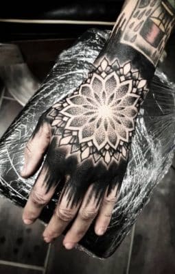 tatuajes de mandalas en la mano puntillismo
