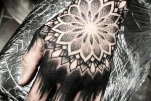 tatuajes de mandalas en la mano puntillismo