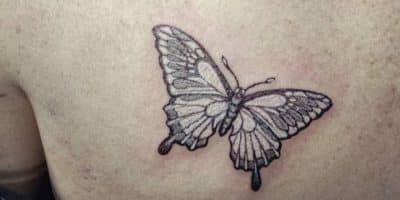 tatuajes de mariposas blancas con negro