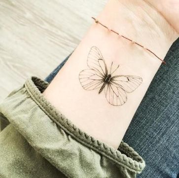 tatuajes de mariposas blancas delineado sutil