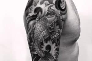 tatuajes de peces japoneses blanco y negro
